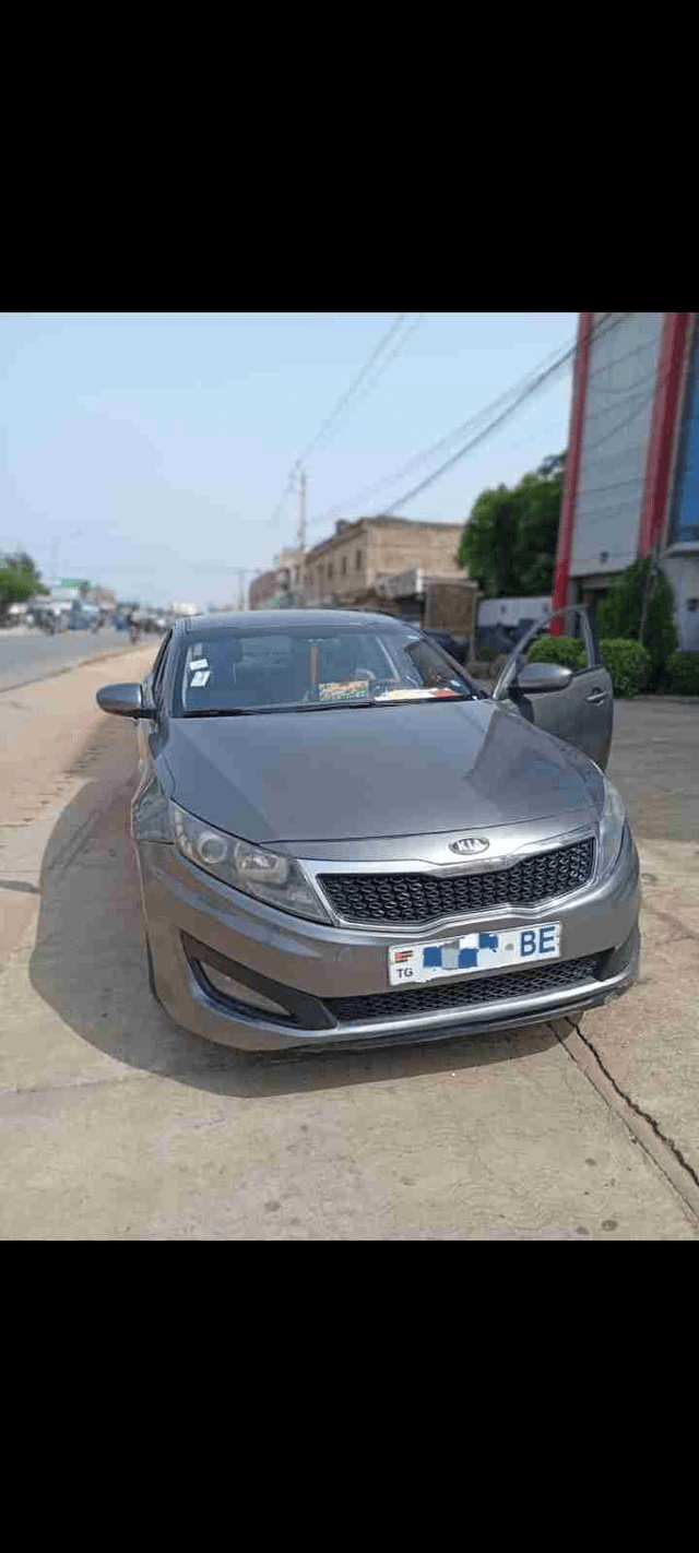 Kia K5Année 2014Automatique Essence 4cylindre Climatisation d'origineSérie BE propre Prix:2.500 à revoir très légèrementAllô allô