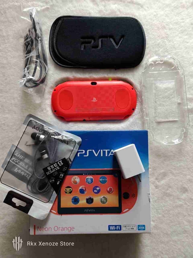 Psvita neuf dans carton cracker + jeux