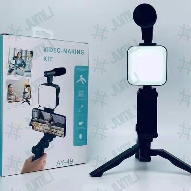 Dispositif 3 en 1 constitué d'un micro , d'une lampe Led et enfin de ta caméra téléphonique afin de réaliser de très bonnes vidéos