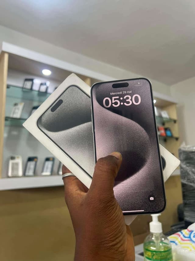 Offre spécial : IPhone 15 pro max 256Go neuf scellés