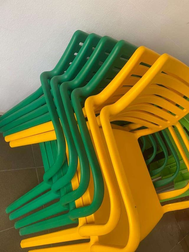 CHAISE EN PLASTIQUE 1 MOIS UTILISATION