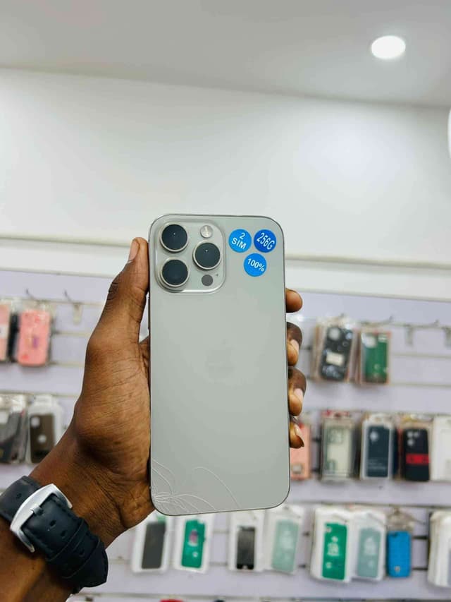 16PRO MAX 256GB OPTION SIM 🇨🇦