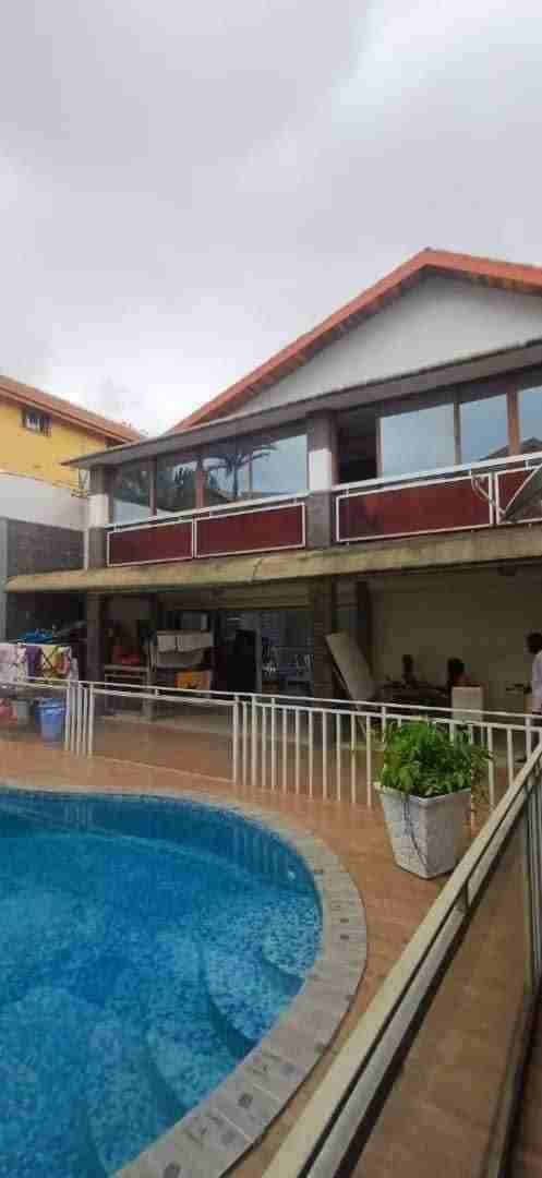 *VENTE À COCODY ANGRE CITÉ ARCADES 3*UNE SPLENDIDE DUPLEX EN VENTE.COMPOSÉE DE :8 PIÈCES 6 CHAMBRES2 SALLONS1 SALLE A MANGER 1 PERGOLA1 SALLE DE CINÉMA 1 SALLE DE SPORT 1 PISCINE SUPERFICIE :