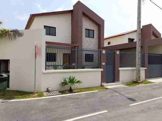 EN VENTE CITÉ SIR RÉSIDENCE SYMPHONIA ROUTE CITÉ  SIR RIVIERA EPHRATAune magnifique villa Duplex  de 05 pièces avec une Boyerie et une piscine une copropriété sécurisée avec: poste de contrôl