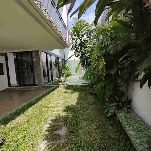 Villa duplex de 7 pièces avec piscine en location à la Riviera golf 4 dans une concession sécurisée. La villa est composée de 05 chambres, un séjour/salle à manger , 02 cuisines, 01 buanderie