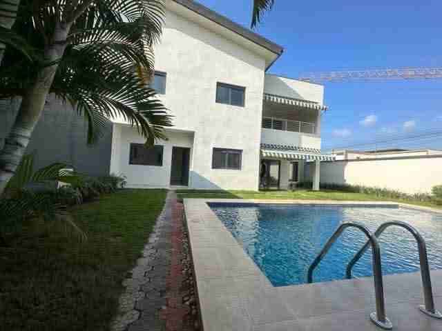 À LOUER – MAGNIFIQUE DUPLEX 6 PIÈCES AVEC PISCINE & JARDIN Riviera Golf 4 – Beverly HillsSitué dans une concession sécurisée, ce superbe duplex offre un cadre de vie haut standing, alliant co