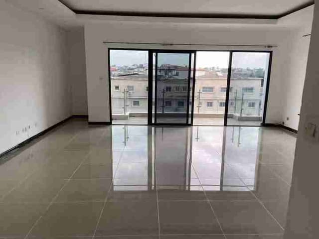 LOCATION - VENTE SUPERBE APPARTEMENT DE 06 PIECES AUX II PLATEAUX-AGHIEN!Bel appartement de 06 pièces sur une superficie de 193 m2 au 3ème étage, comprenant : * 05 chambres * 01 Salon* une cu
