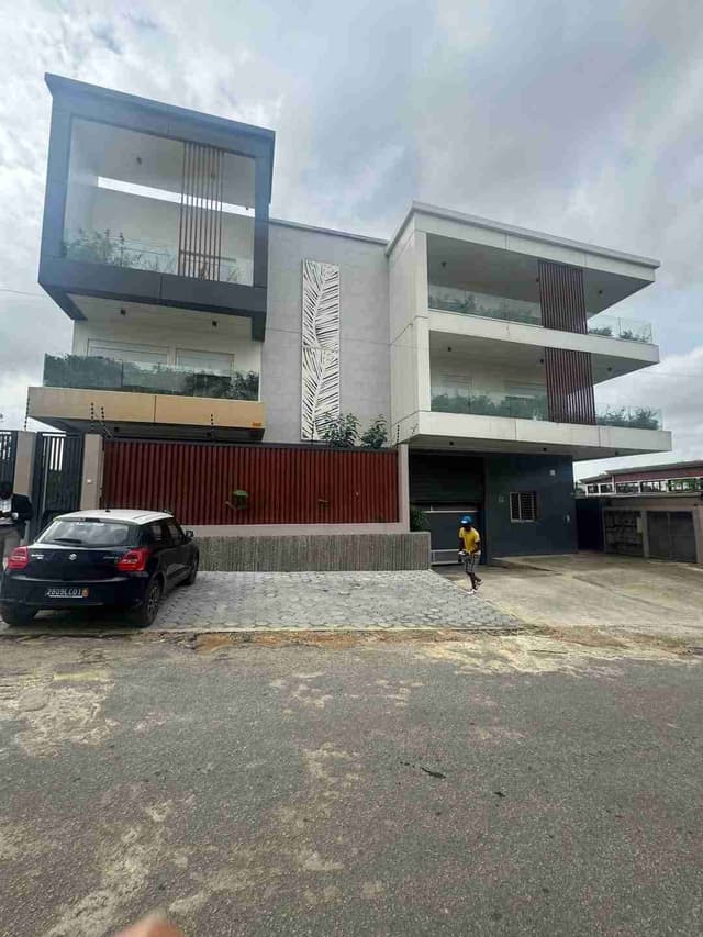 Joli appartement de haut standing à louer à Angre 7e tranche