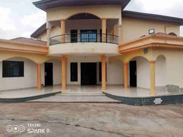 DUPLEX À VENDRE AU CAMEROUN DANS LA VILLE DE YAOUNDÉ