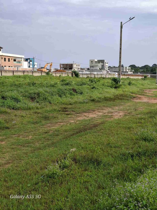 Vente terrain 300m² avec Acd individuel Bingerville derrière l'hôpital mère enfant