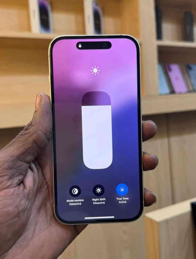 iPhone 15 quasi neuf importés