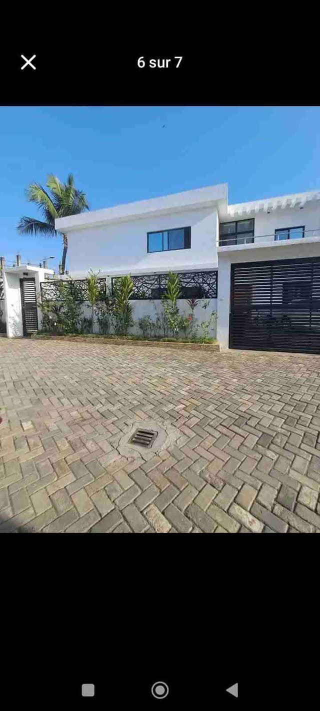 RIVIERA 25 MINUTES DU 3ÈME PONT 2 Belles villa de 5 pièces avec piscine et jardin à louer vide sans les meubles...Loyer : 2.000.000 FCFA le Mois / maison