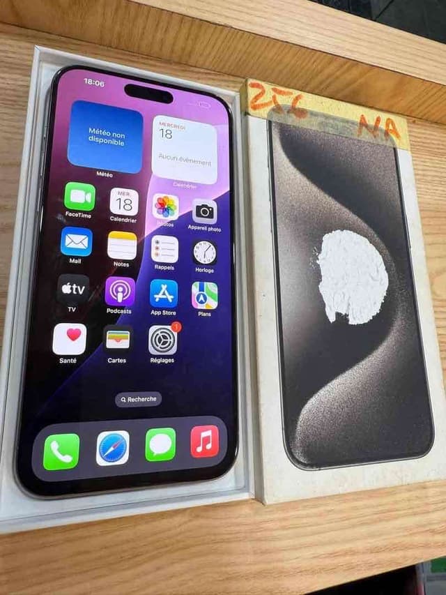 iPhone 15 pro Max 256Go quasi neuf avec le carton