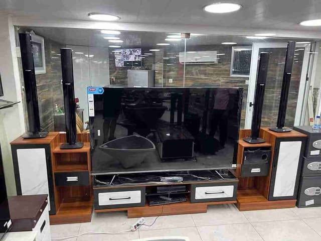 Meuble télévision en même temps meuble d'arrangement importé 250cm extensibles a 350cm qualités supérieure 250000Contact 05.66.48.18.87