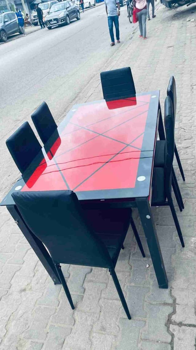Superbe table à manger six places importé chaise confortable avec mousse au bon prix 190000