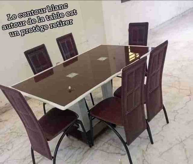 Superbe table à manger six places importé chaise confortable au bon prix