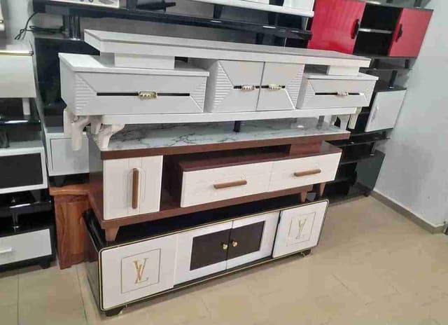 Table télévision importé   extensible des deux côtés très grand 150000Contact 05.66.48.18.87