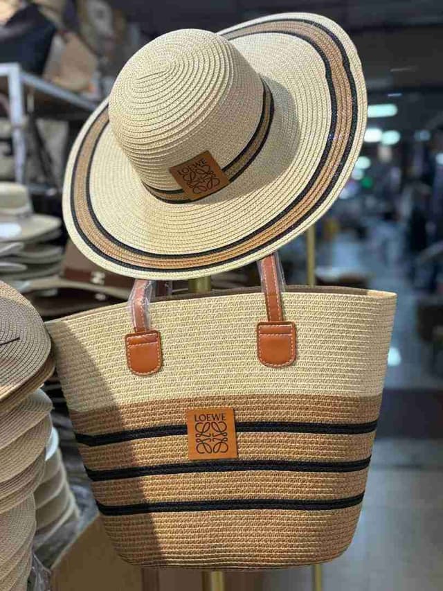 Sac et son chapeau