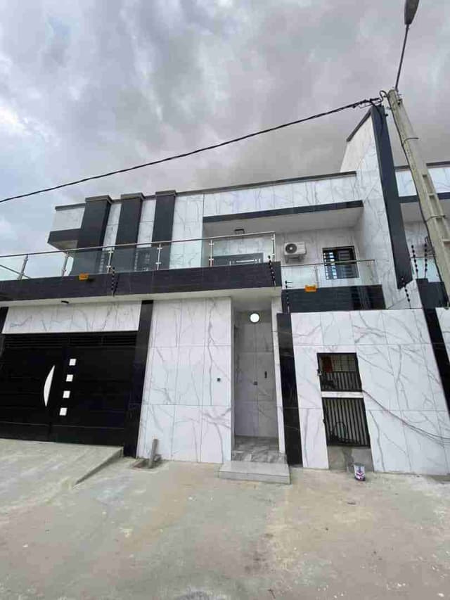 À LOUER – VILLA TRIPLEX 7 PIÈCES À ANGRÉ CHU DJOROGOBITÉ