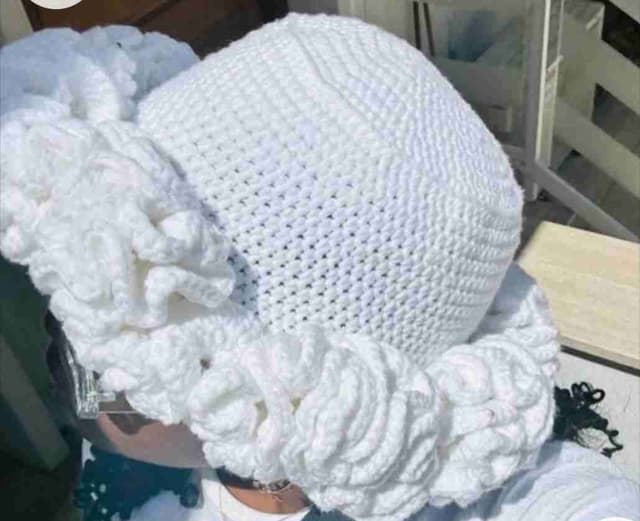 Bonnet en froufrou au crochet