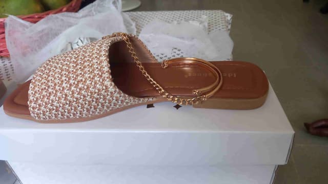 Chaussures chaîne aux pieds