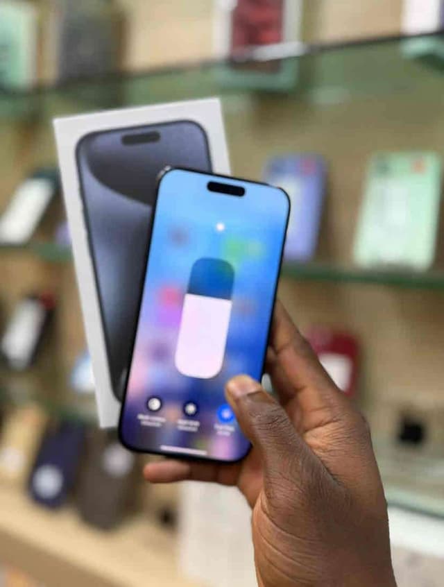 iPhone 15 pro quasi neuf avec le carton