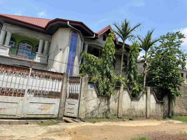 Triplex a vendre a bonabéri en bordure