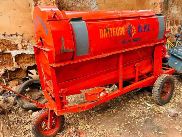 Machine batteuse de riz