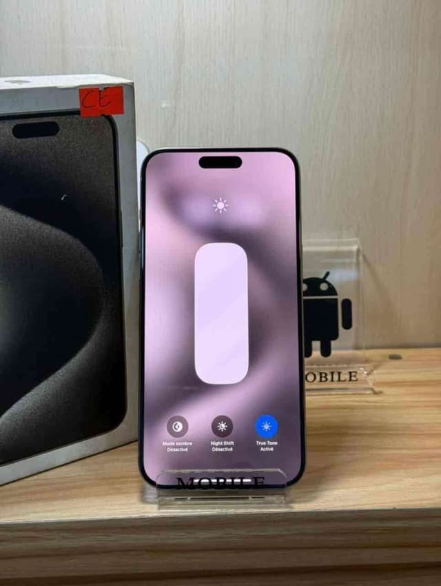 iPhone 15 pro max quasiment neuf avec le carton