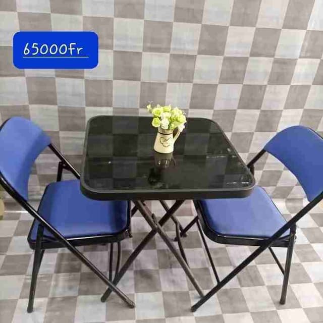 Table à manger vitré et les chaise  tout es pliable