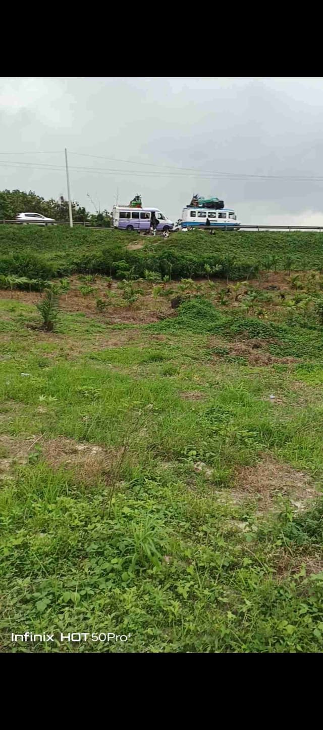 Vente de terrain a anyama tomasset juste après le péage 100 mettre du péage