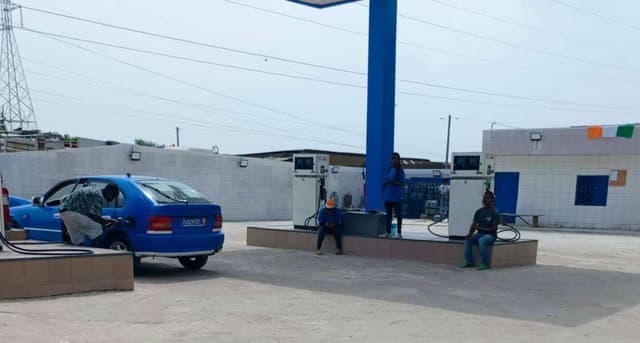 STATION SERVICE EN ACTIVITÉS.  SUPERFICIE 600 M2