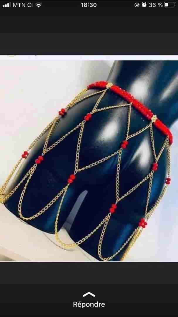 Perle de baya sexy en jupe