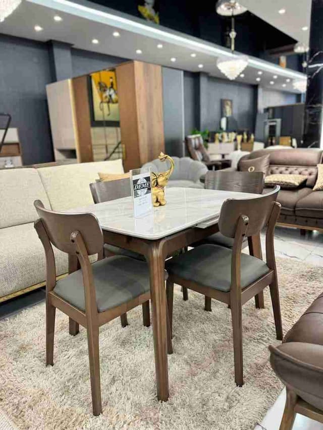 Table à manger  plus 4 chaises importé