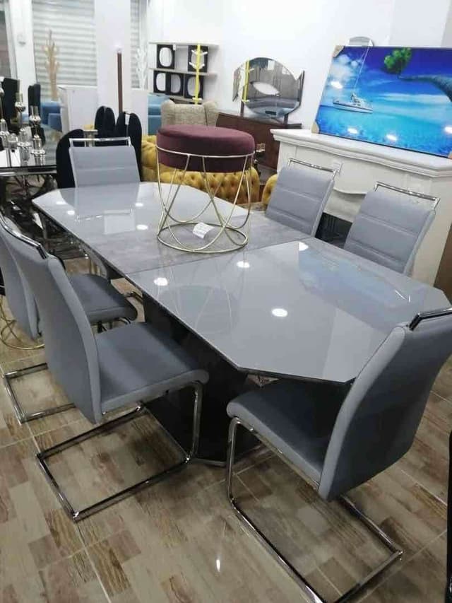 Table à manger plus 6 chaises