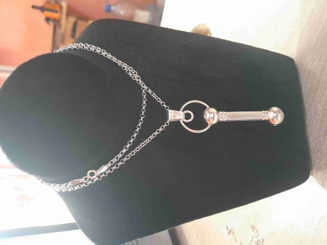 Bijou en argent blanc