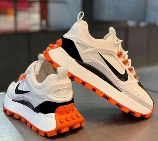 Vêtements et chaussures touts types .