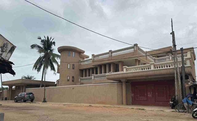 Une belle Villa à vendre à Lomé Nyekonakpoe à côté du lycée français à 350 Millions FCFA sur 962 m²