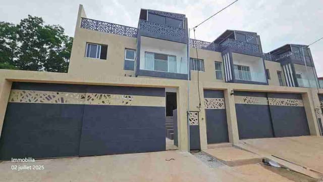 A LOUER FEH KESSÉ FREEWORLD 3 magnifiques villas Duplex 6 pièces vue lagunaire,haut standing avec de très  belles finitions sont a vendre, route de feh kessé dans une zone calme et sécurisé