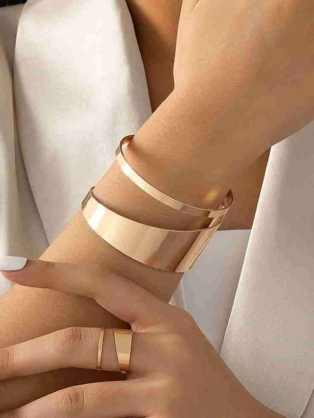 🌸 L’accessoire discret mais puissant – Bracelet de poignet raffiné