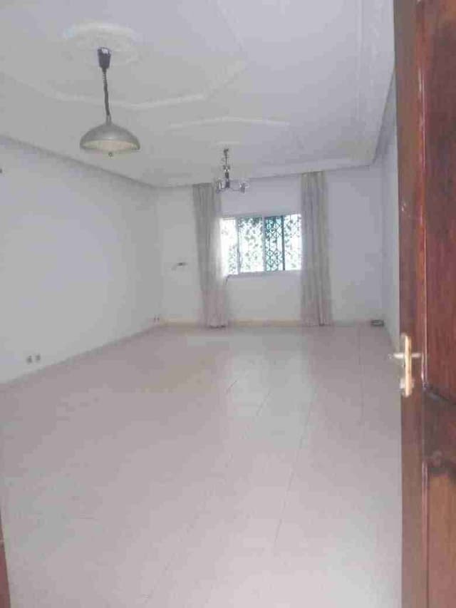 A vendre appartement 3 pieces riviera saint viateur au 2e etage. Prix 45 millions à débattre