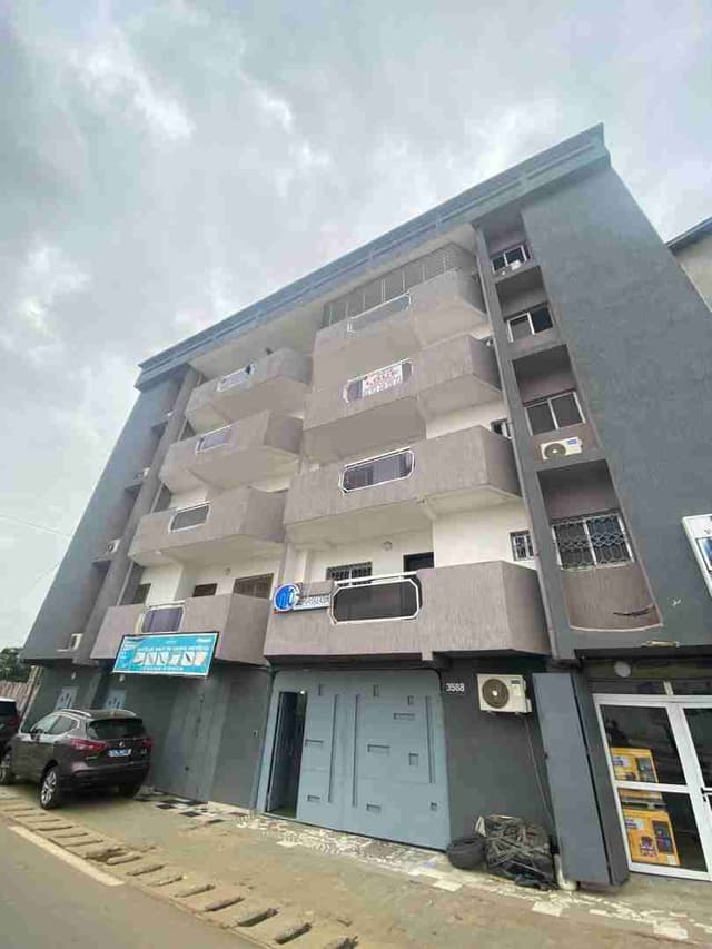 MARCHÉ DIRECT AVEC LE PROPRIÉTAIRECôte d'ivoire 🇨🇮 EN VENTE [ 🔑IMMEUBLE  R+3 ] ✅ PRIX : 350 MILLIONS Fcfa  NON négociable  RIVIERA PALMERAIE   DE 15 APPARTEMENTS ET 8 MAGASINS À LA RIVIERA PA