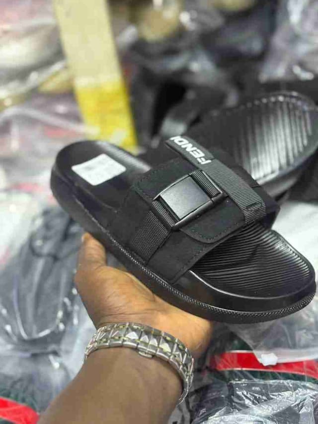 Les chaussures sont disponibles en ligne bon prix