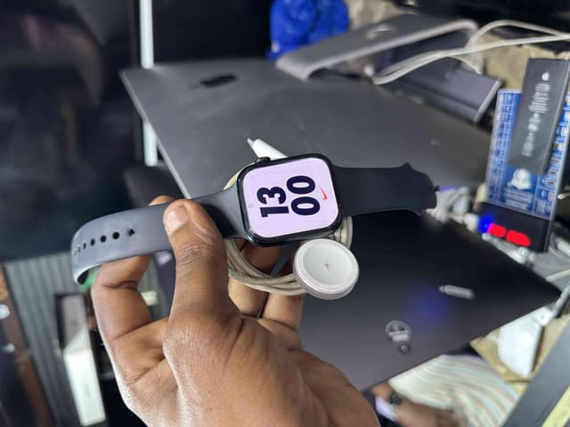 Apple Watch Series 7 45mm – Très propre + chargeur inclus (petite égratignure écran)