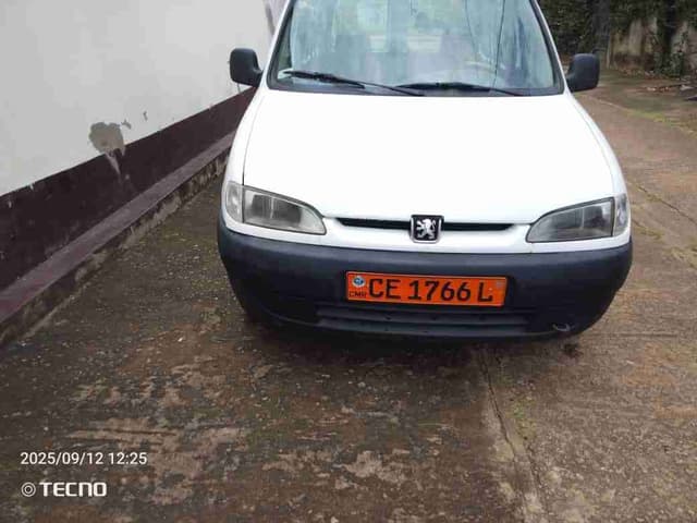 Peugeot Partner 5 Places - À Vendre Rapidement- Année : 2004- Boîte : Manuelle- Carburant : Essence- Couleur : Blanc- Kilométrage : 168 000 km- État : ProprePrix : 1 500 000 FCFAContact : 651
