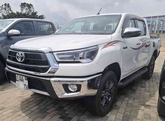 TOYOTA HILUX SR5 2025 - NEUVE