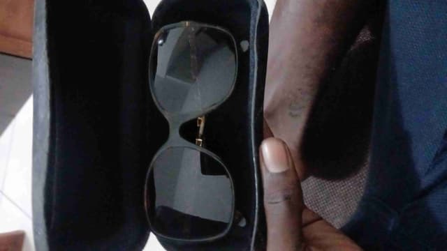 Lunettes Chanel original avec l'étui d'origine.