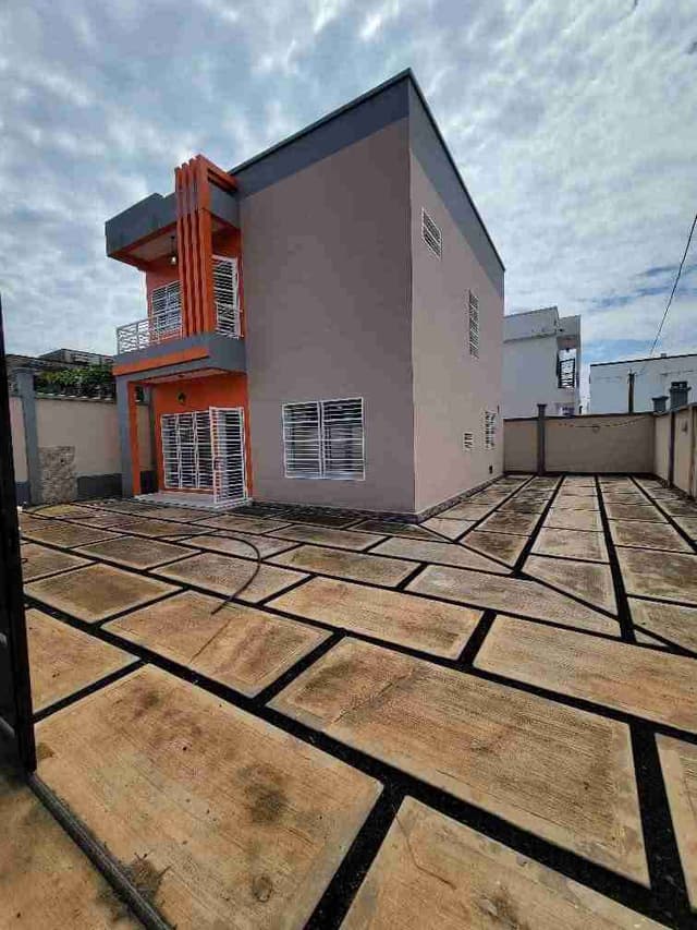 Duplex à vendre à Yaoundé quartier OLEMBÉ