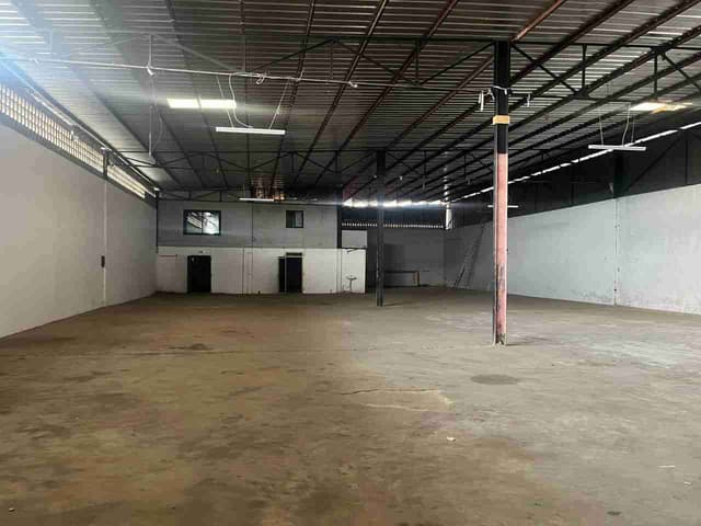 Location d'un Entrepôt vide aux 2 plateaux
