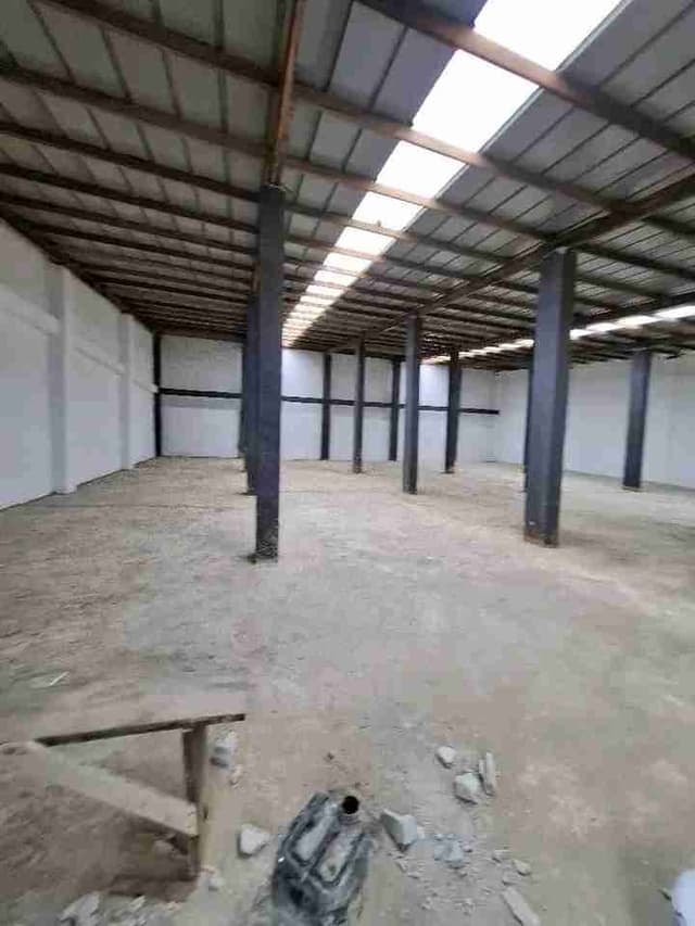 Location d'un Entrepôt a la Riviera Bonoumin